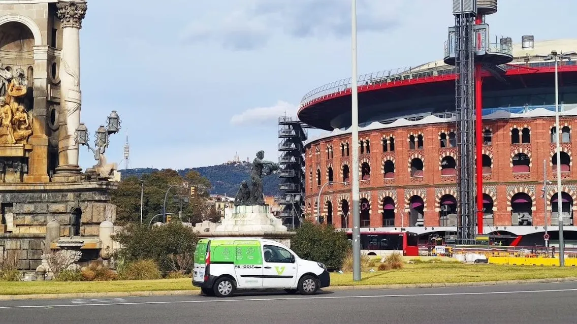 Furgoneta eléctrica de Revoolt en las inmediaciones del centro comercial Arenas de Barcelona